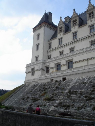 Pau's Castle seen from its gardens